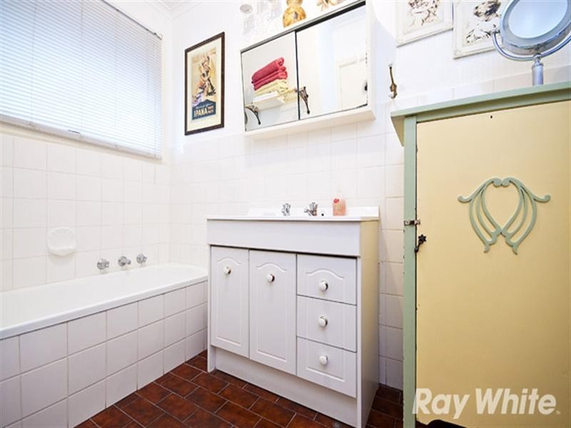 37 Folkstone Crescent, Ferntree Gully VIC 3156