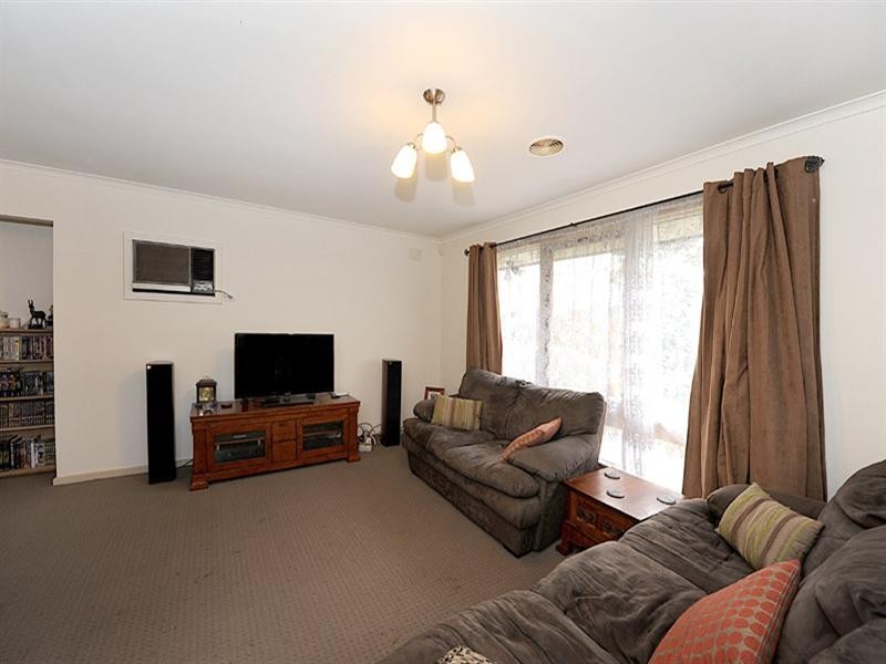 8 Richborough Grove, Ferntree Gully VIC 3156