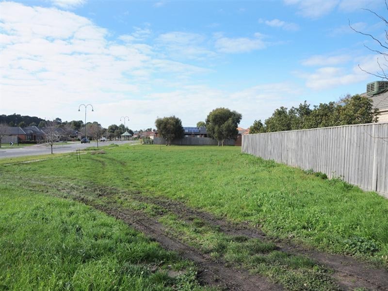 16 Harpenden Terrace, Cranbourne VIC 3977