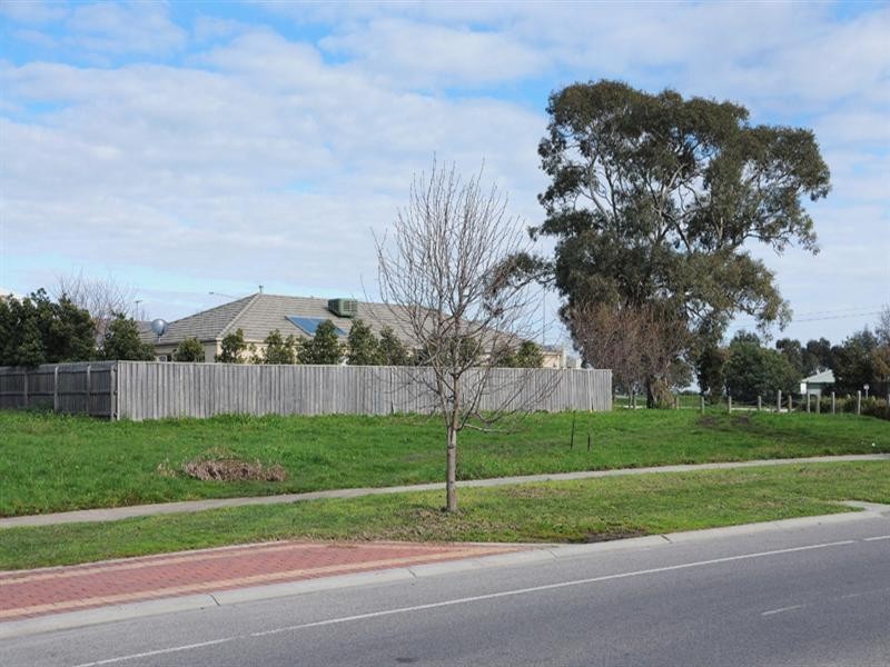 16 Harpenden Terrace, Cranbourne VIC 3977