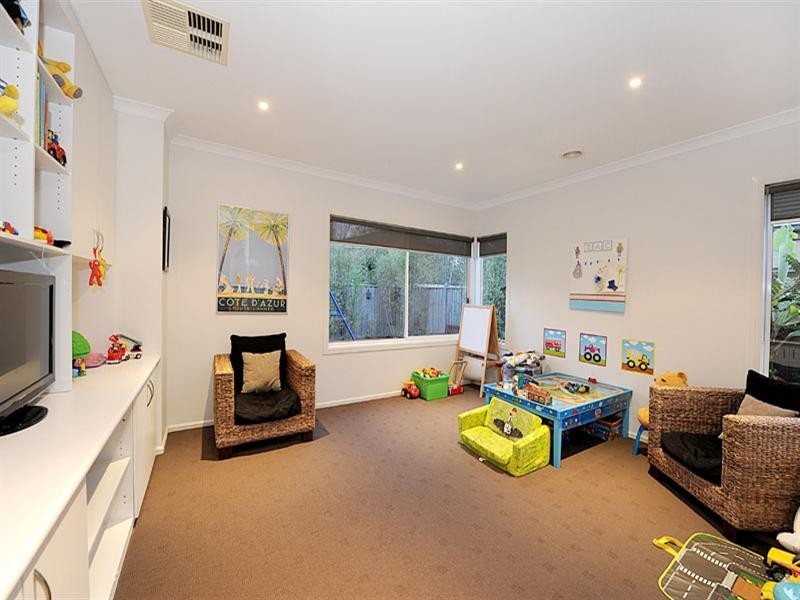 31 Paringa Drive, Ferntree Gully VIC 3156
