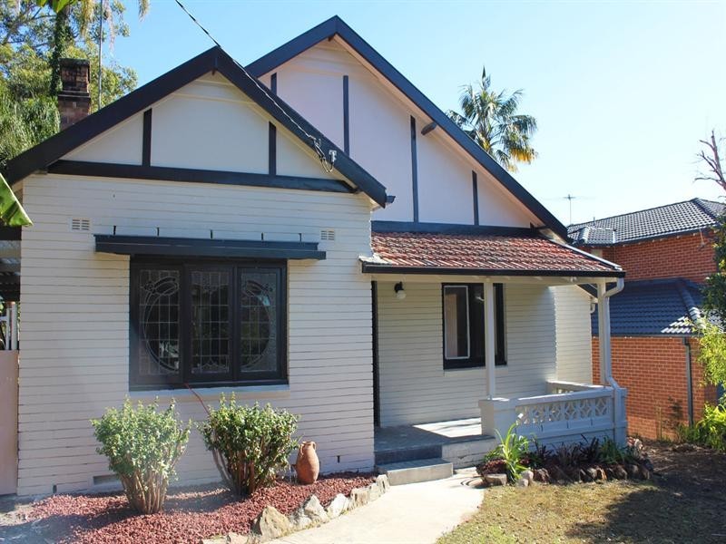 8 Raymond Avenue, Warrawee NSW 2074