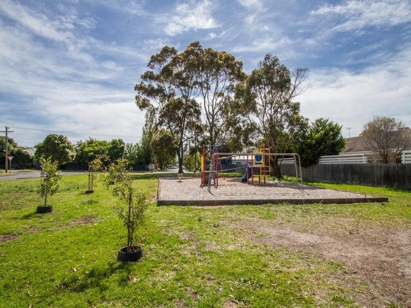 2 Moona Avenue, Mornington VIC 3931