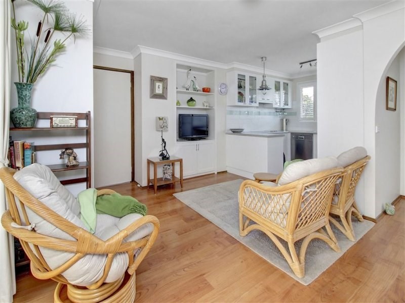 2/13 Alexander Avenue, Mornington VIC 3931