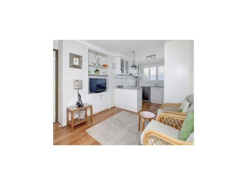 2/13 Alexander Avenue, Mornington VIC 3931