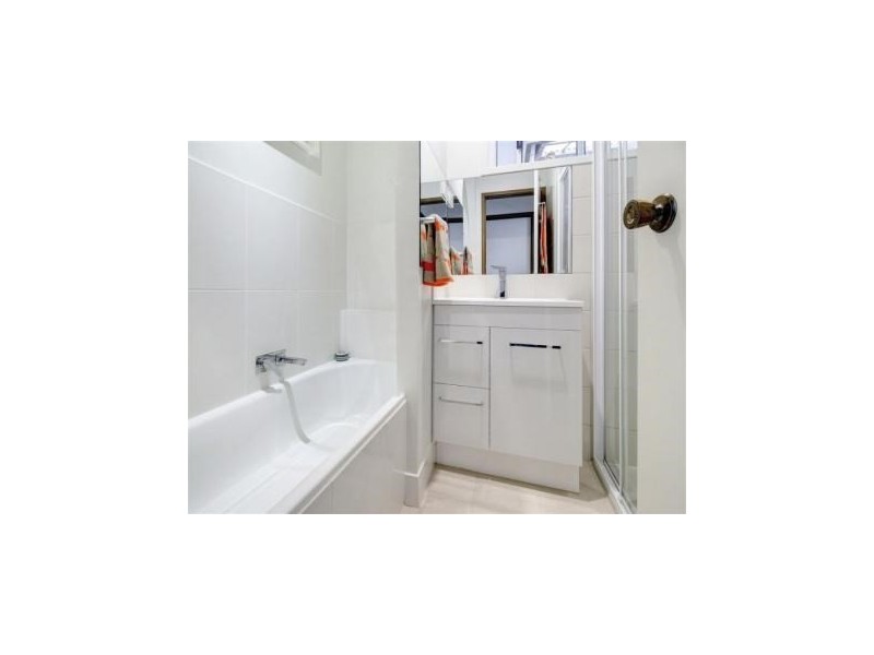 2/13 Alexander Avenue, Mornington VIC 3931