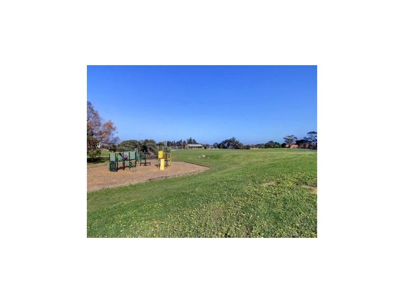 2/13 Alexander Avenue, Mornington VIC 3931