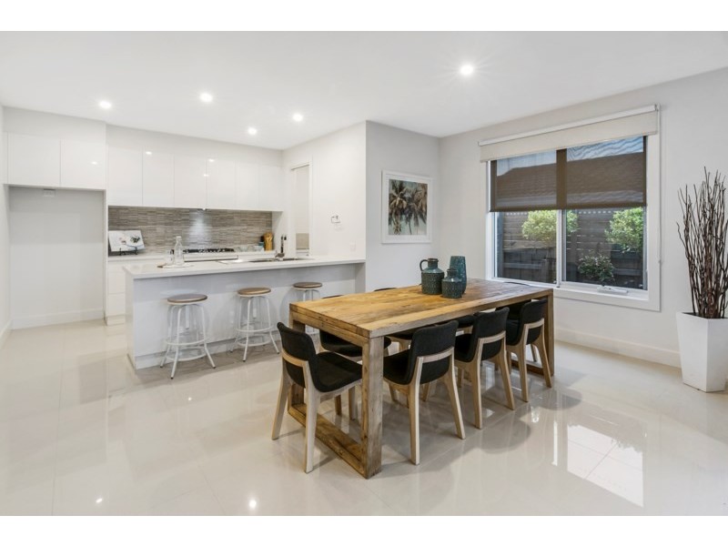 2/4 Beach Grove, Mornington VIC 3931