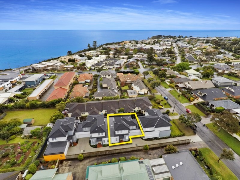 2/4 Beach Grove, Mornington VIC 3931