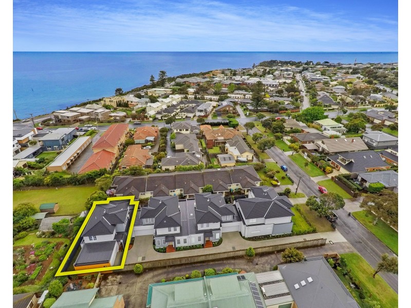 4/4 Beach Grove, Mornington VIC 3931