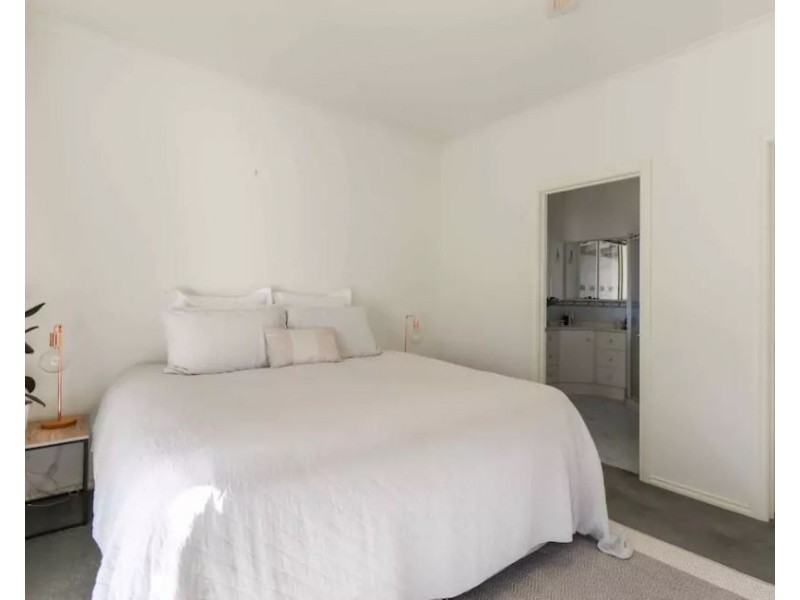 16 Surrey Street, Mornington VIC 3931