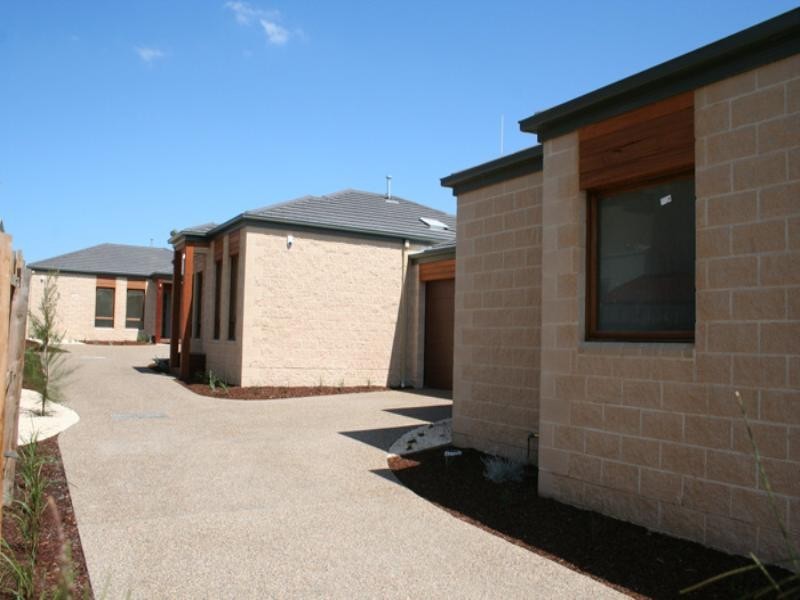 2/108 Tanti Avenue, Mornington VIC 3931