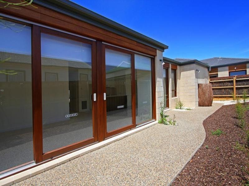 2/108 Tanti Avenue, Mornington VIC 3931