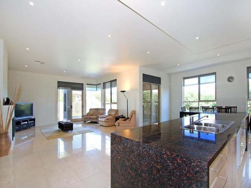 2 Coveside Avenue, Safety Beach VIC 3936