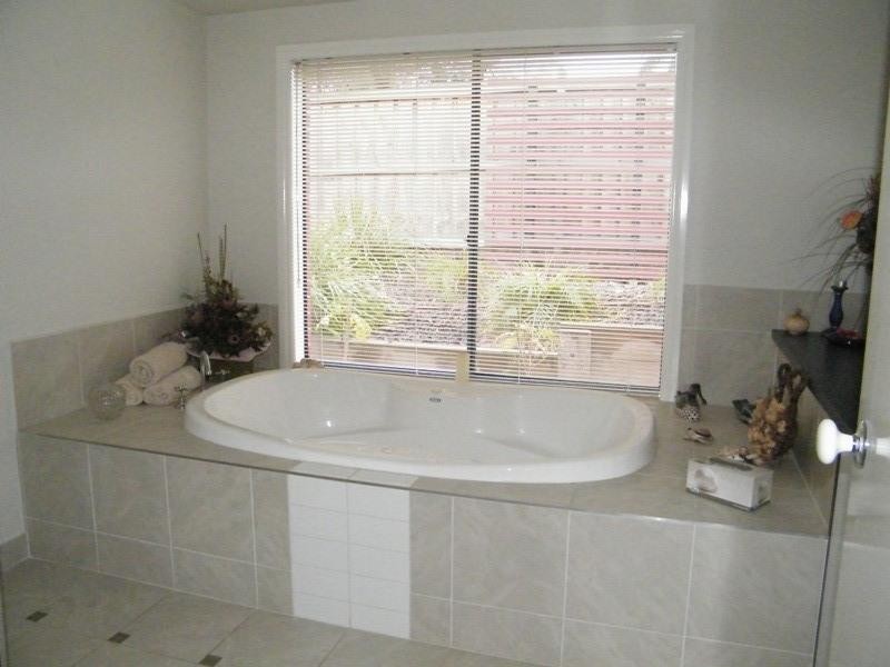 2 Caversham Drive, Mornington VIC 3931