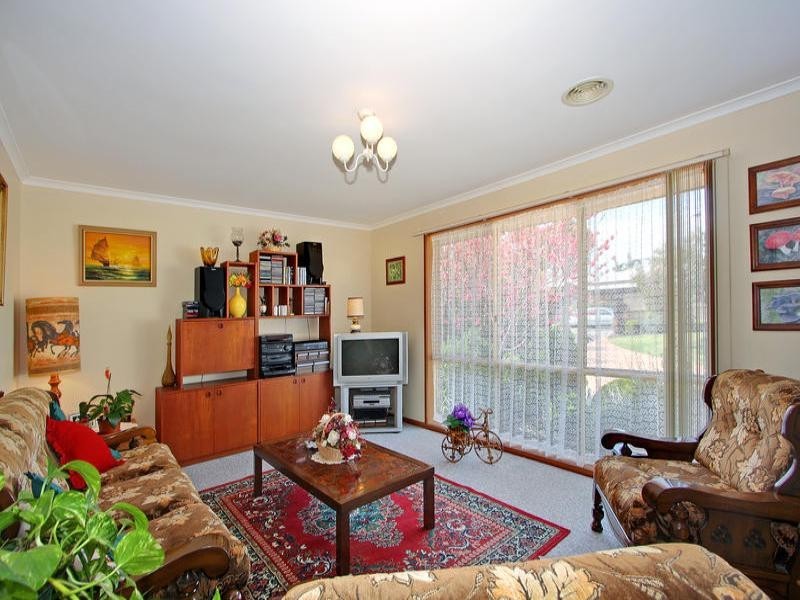 64 Ellinbank Crescent, Mornington VIC 3931