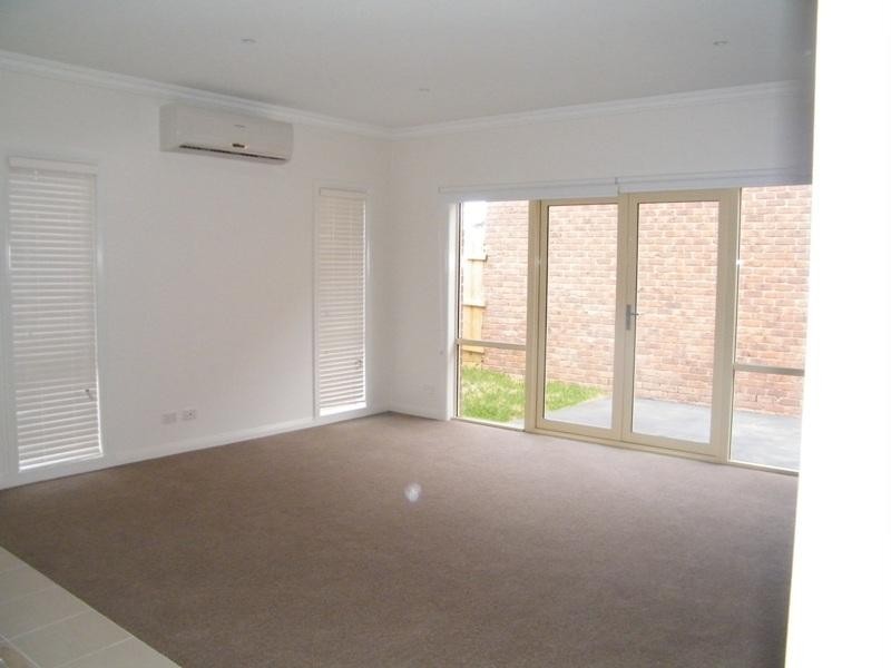 1/16 Eramosa Road, Somerville VIC 3912