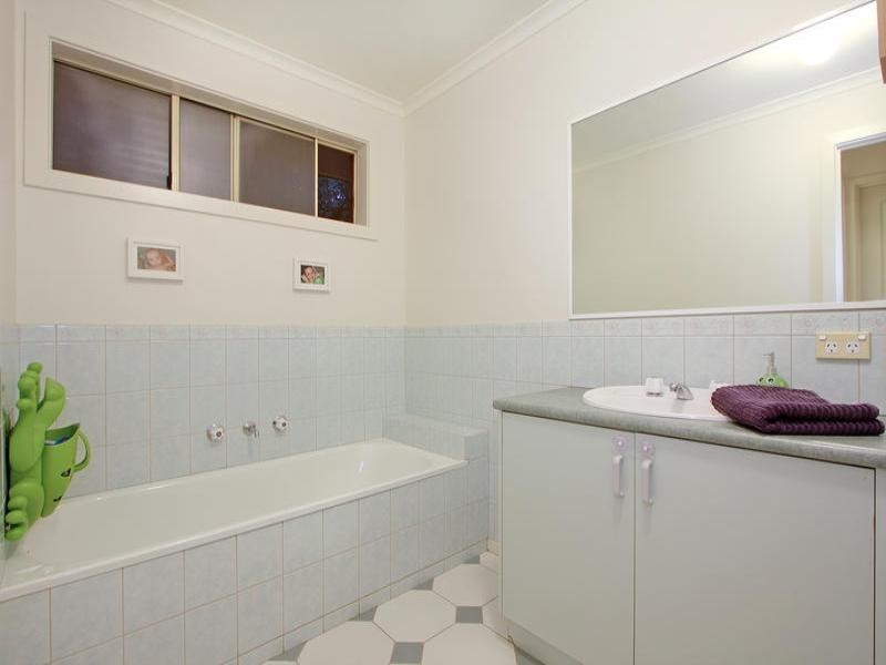 8 Ellinbank Crescent, Mornington VIC 3931