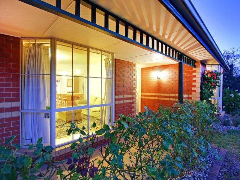 8 Ellinbank Crescent, Mornington VIC 3931