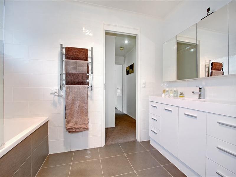 1/2 Oakland Street, Mornington VIC 3931