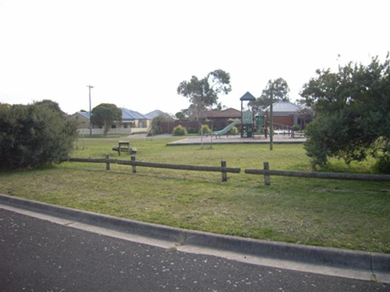 10 Troon Avenue, Mornington VIC 3931