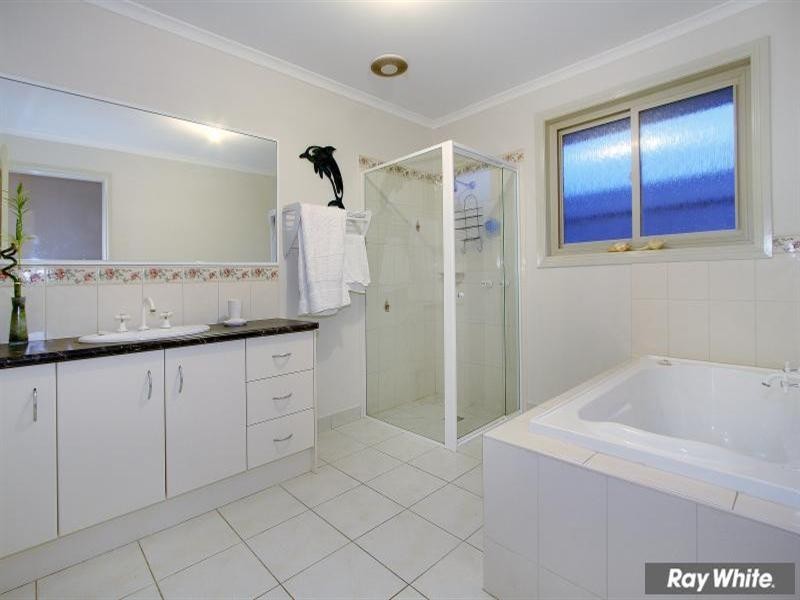 16 Ben Drive, Mornington VIC 3931