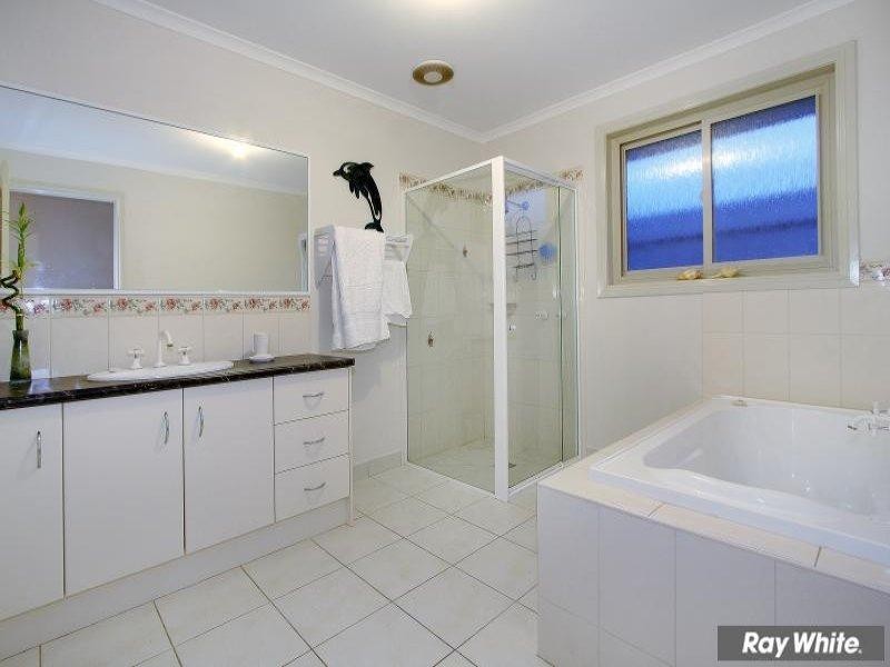 16 Ben Drive, Mornington VIC 3931