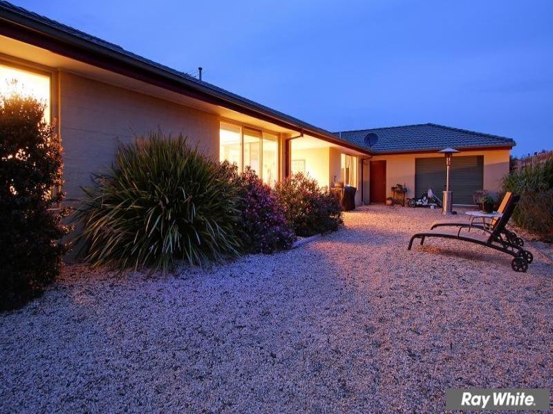 16 Ben Drive, Mornington VIC 3931