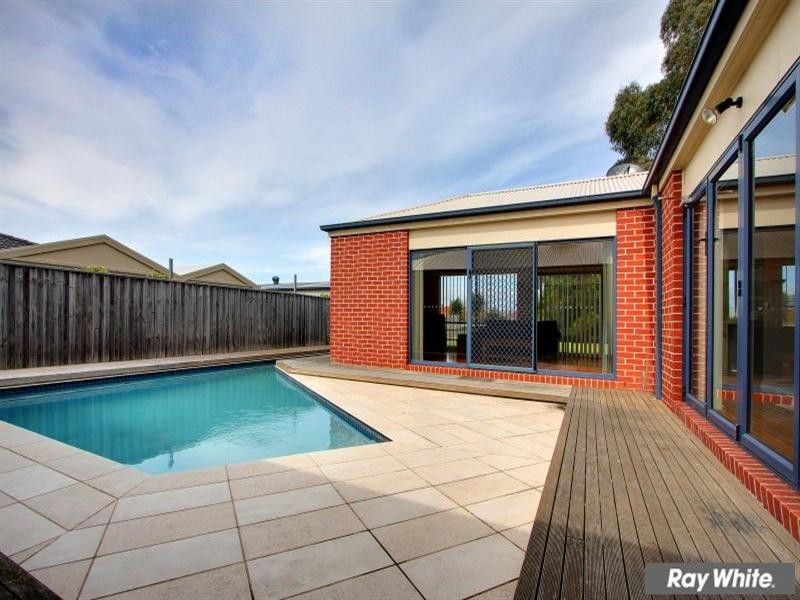 2 Caversham Drive, Mornington VIC 3931
