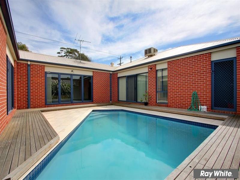 2 Caversham Drive, Mornington VIC 3931