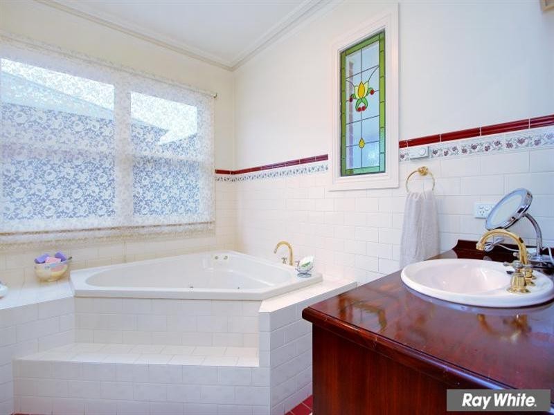 10 Highview Road, Skye VIC 3977