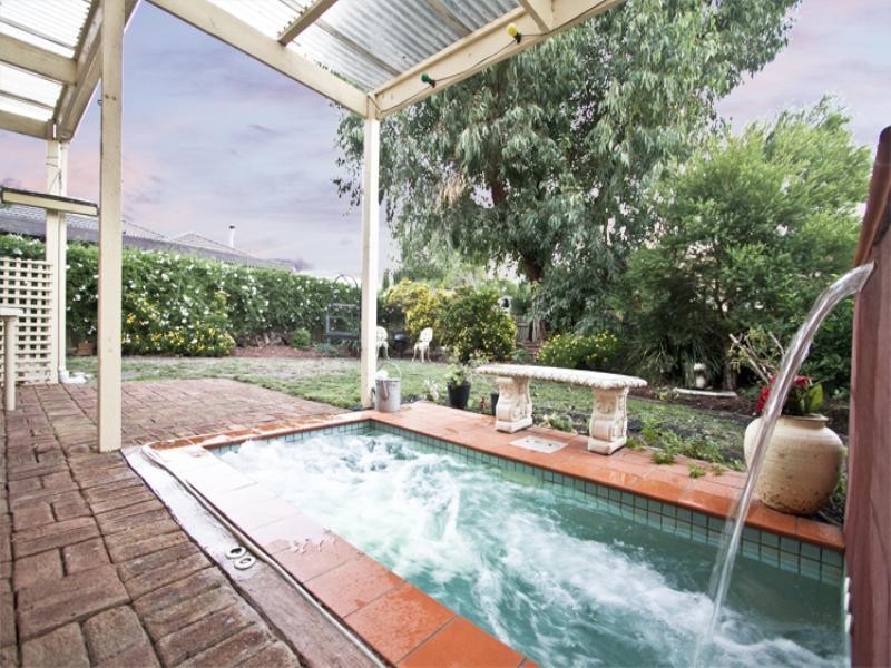 6 John Ryan Drive, South Morang VIC 3752