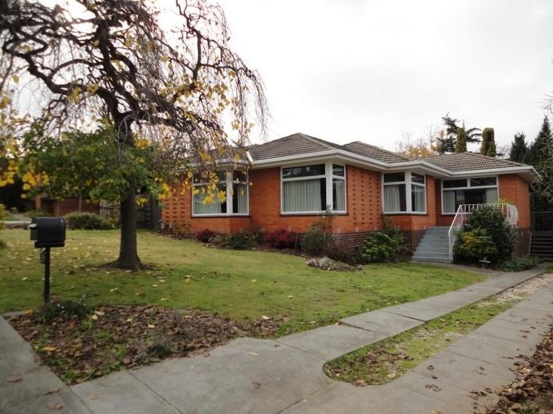 34 Pinehills Drive, Greensborough VIC 3088