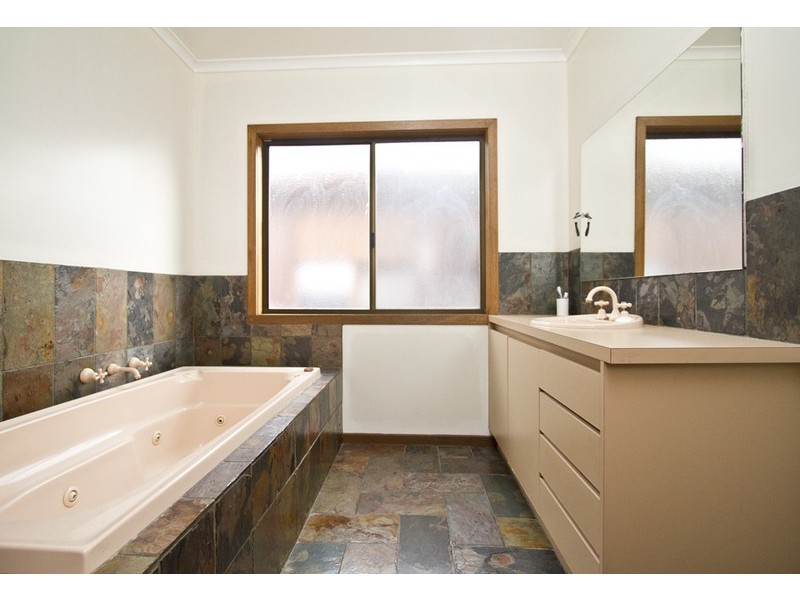 33 Stonnington Drive, Watsonia North VIC 3087