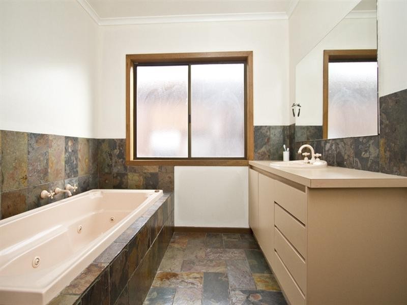 33 Stonington Drive, Watsonia North VIC 3087