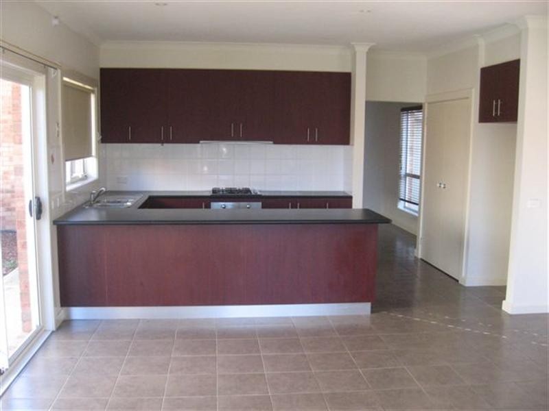 19 Donvale Avenue, Roxburgh Park VIC 3064