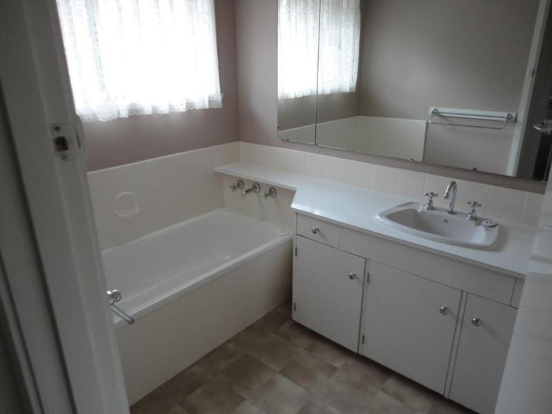 34 Pinehills Drive, Greensborough VIC 3088