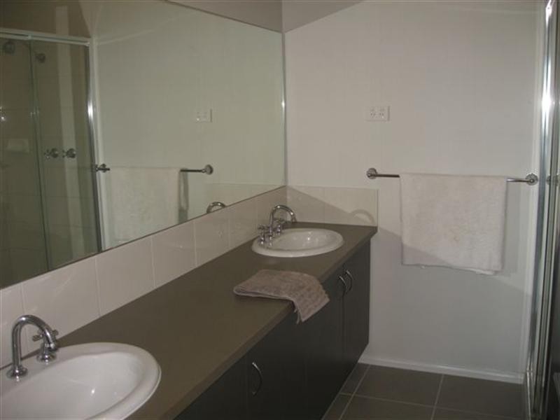 18 Donnelly Circuit, South Morang VIC 3752