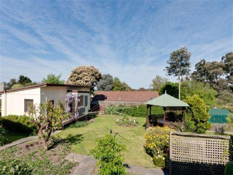 11 Gladstone Road, Briar Hill VIC 3088