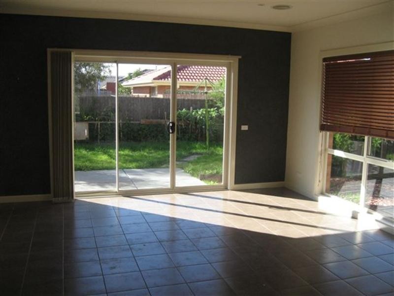 19 Donvale Avenue, Roxburgh Park VIC 3064