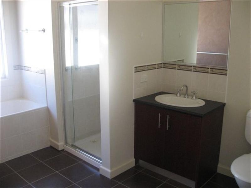 19 Donvale Avenue, Roxburgh Park VIC 3064