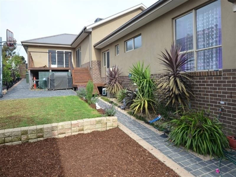 8 Rangeview Green, Doreen VIC 3754