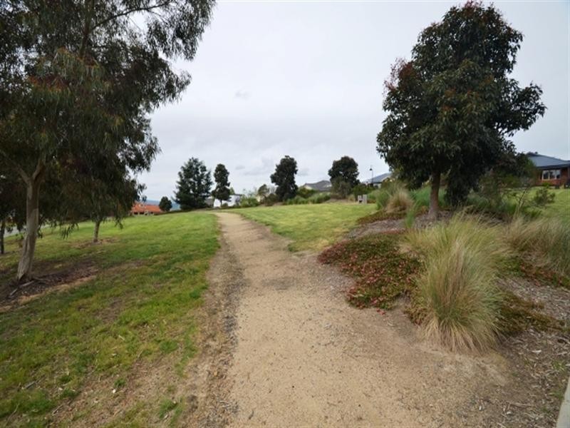 8 Rangeview Green, Doreen VIC 3754