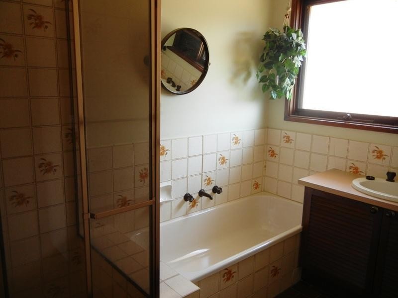 2/33 Wattletree Road, Eltham North VIC 3095