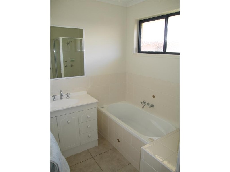 16 Emerald Park Way, Urangan QLD 4655