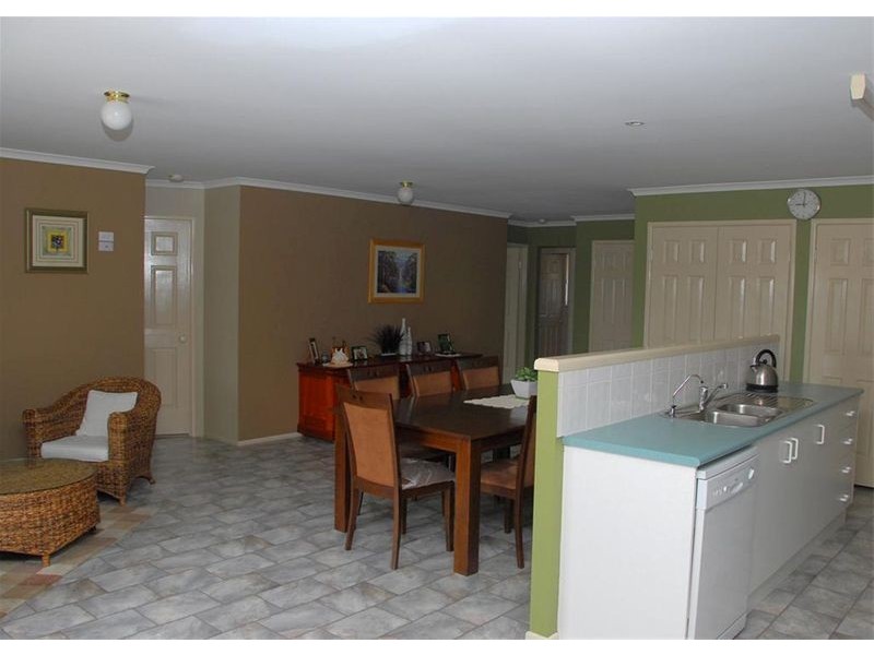 10 Chanak Close, Point Vernon QLD 4655