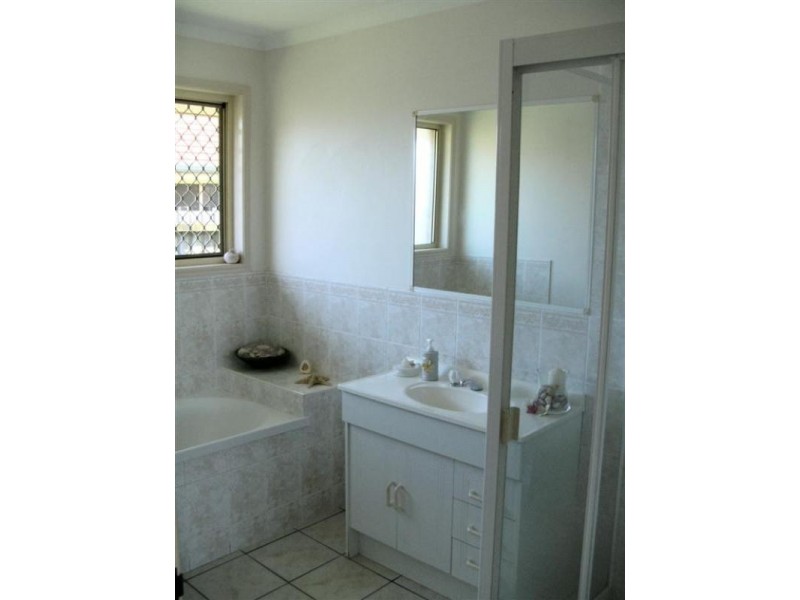 1 King Edward, Urangan QLD 4655