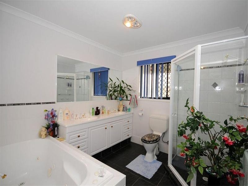 12 Surrey Court, Kawungan QLD 4655