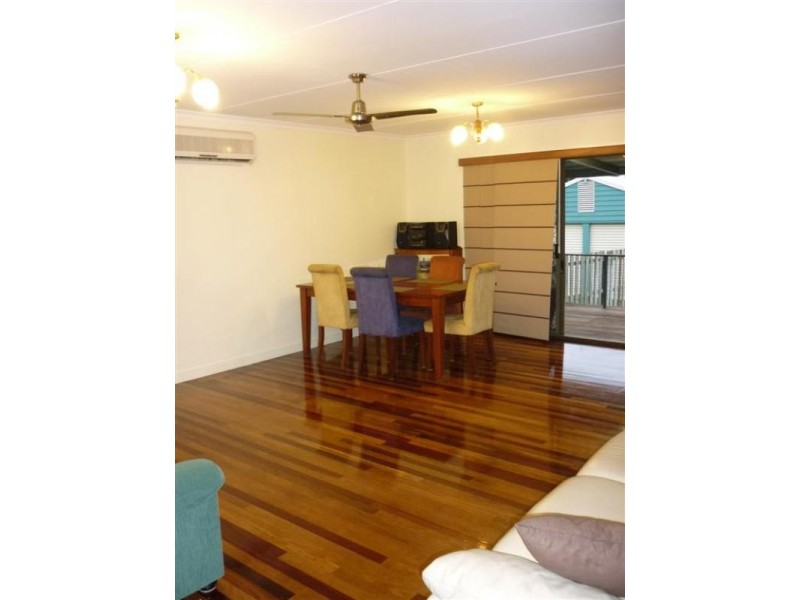 76 Limpus Street, Urangan QLD 4655