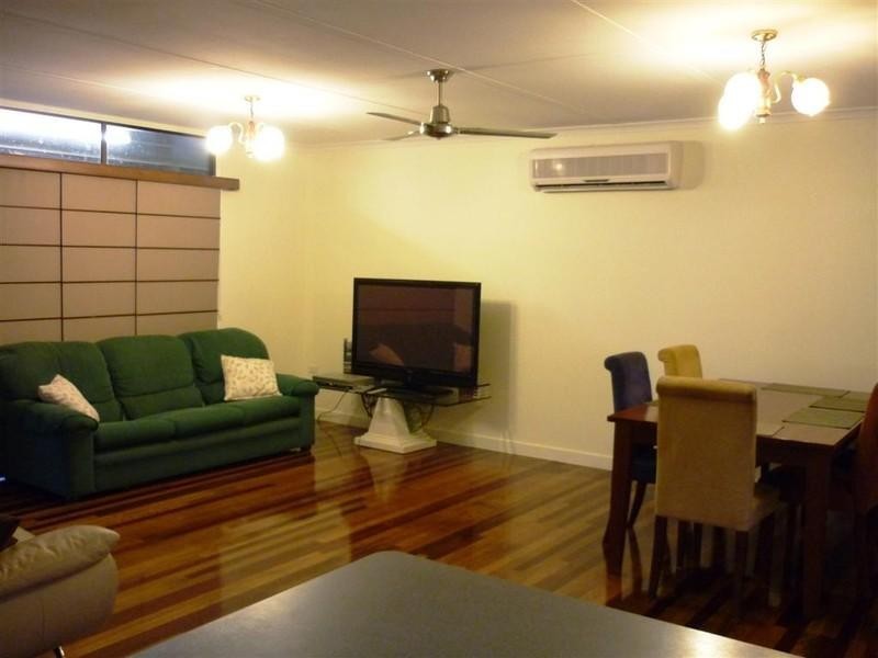 76 Limpus Street, Urangan QLD 4655